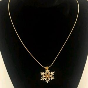 New goldtone snowflake necklace 18"